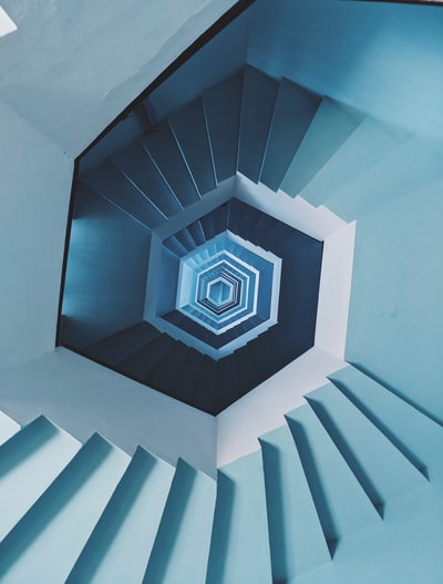 蓝色螺旋楼梯